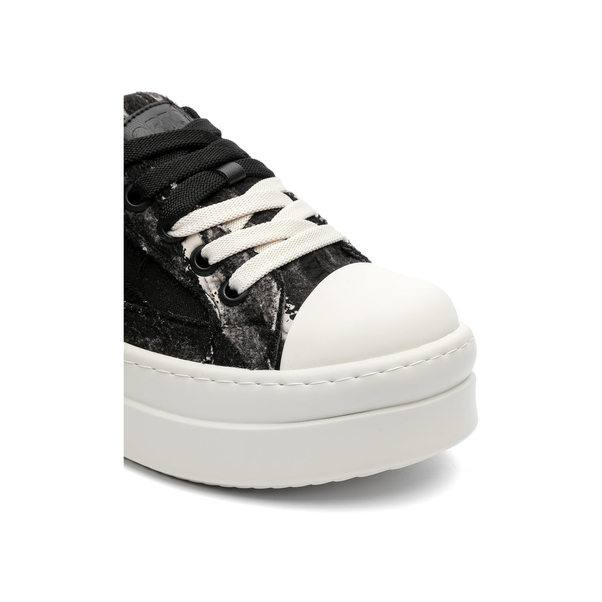 VERTARO A20 Black platform sneakers, toe detail